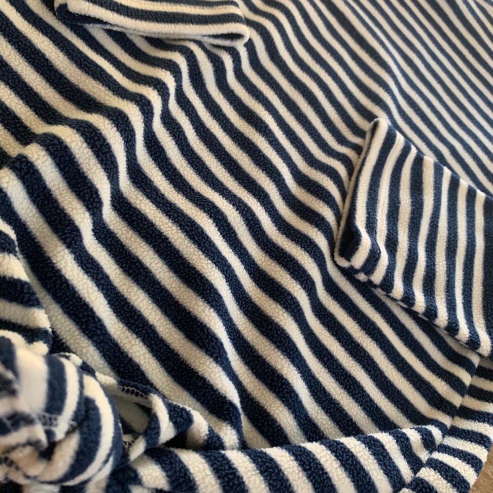 Girls Old Navy long sleeve. - Picture 3 of 4